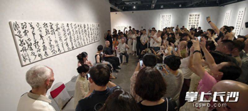“紫气东来”书法展变艺术盛宴，胡紫桂现场挥毫又拉二胡