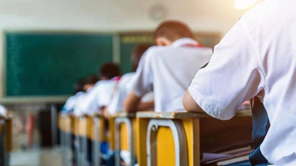 吴延晖团队追踪中学生使用生成式 AI 后的作业效率与考试成绩变化。