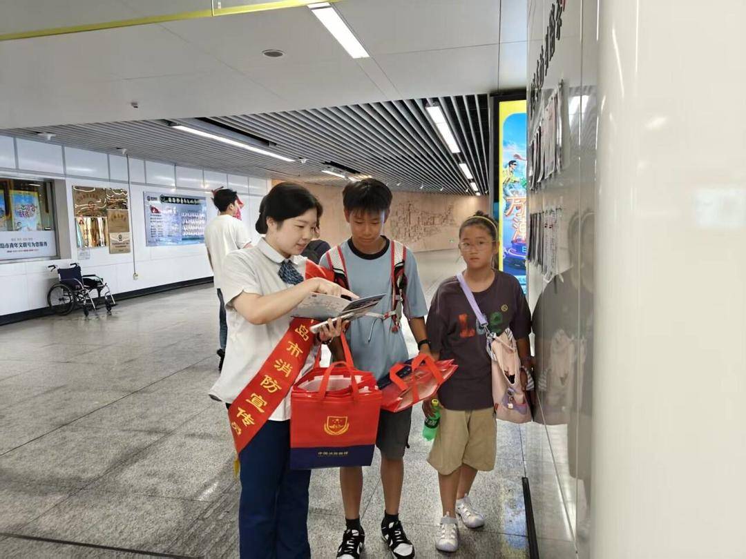 筑牢地铁安全防线！青岛轨道消防联合志愿者开展科普宣传