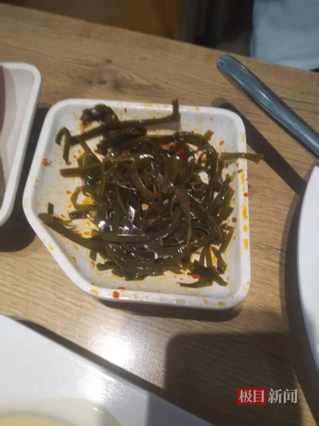 消费者在豪客来吃出约5厘米的树枝 回家后