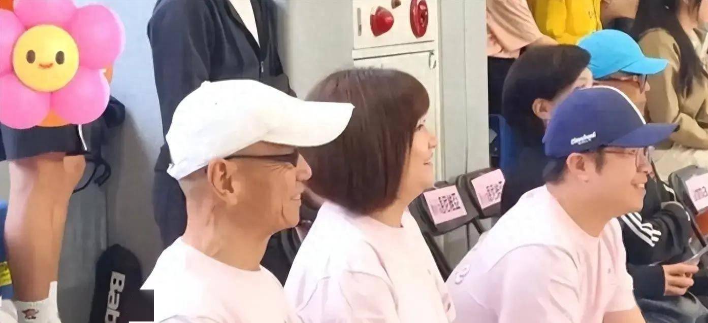 原创            任家萱近照曝光！三下巴大肚腩抢镜，胖了50斤努力减肥却不忘加餐