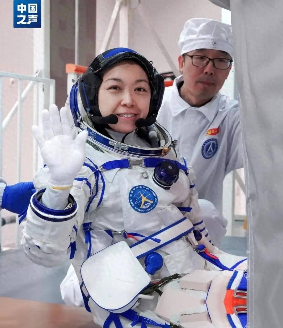 
        中国载人登月或提前？神舟二十三号成功出舱，与美国形成鲜明反差