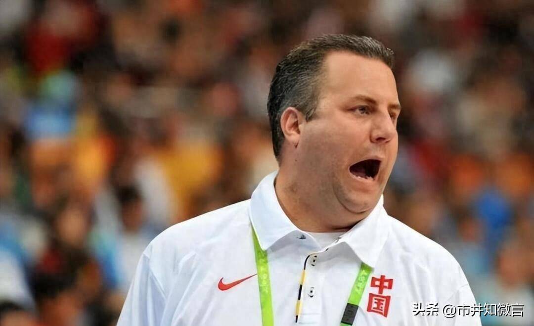 他曾是男篮外籍教练，被姚明聘请任职2年，如今在美国大学当助教