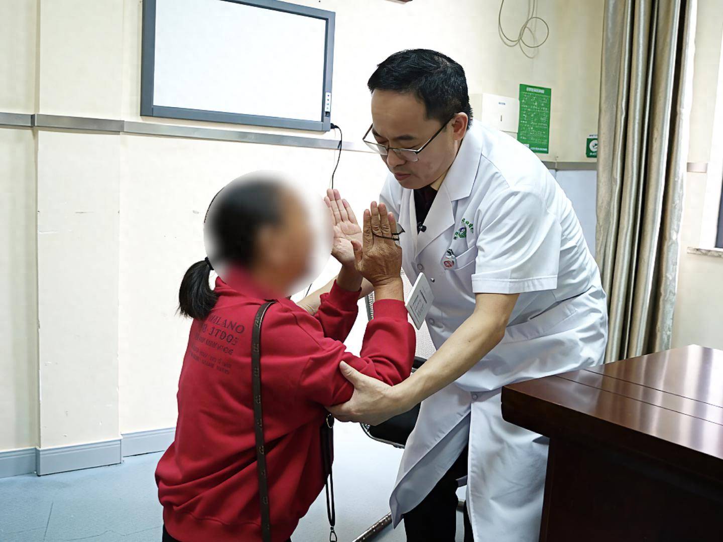 36岁独子肠癌晚期，母亲含泪下跪求医生：哪怕只有一线生机！