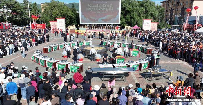 一小时2500份 黑龙江伊春“烩酸菜”创吉尼斯世界纪录