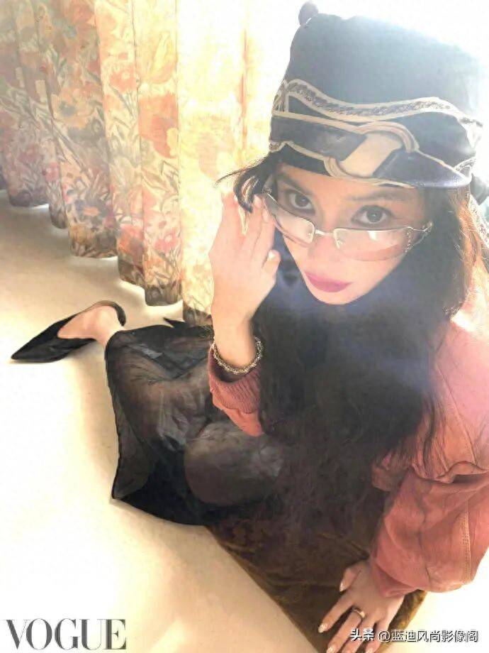 
        Angelababy 这组 VOGUE 是糊的：37 岁的脸，藏在 19 岁的像素里