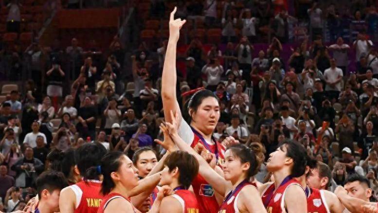 14岁2米20!女篮又一天才中锋横空出世,首秀狂轰28分8篮板,排球转项仅1年