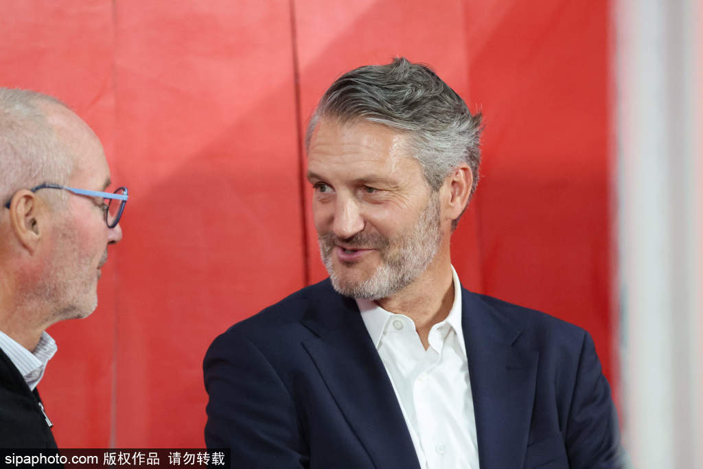太离谱了！刚封神逆转欧冠，转头主帅就被解约，法甲新贵上演人事闹剧
