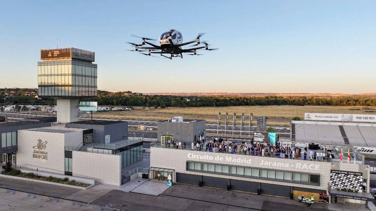 西班牙赛车地标上演低空秀，亿航智能EH216-S完成海外飞行演示