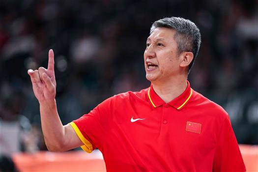 中国男篮今日回国，主教练郭士强说“所有人都非常辛苦”；半月谈：公众不再接受用“苦劳”掩盖问题，期待用“功劳”证明实力