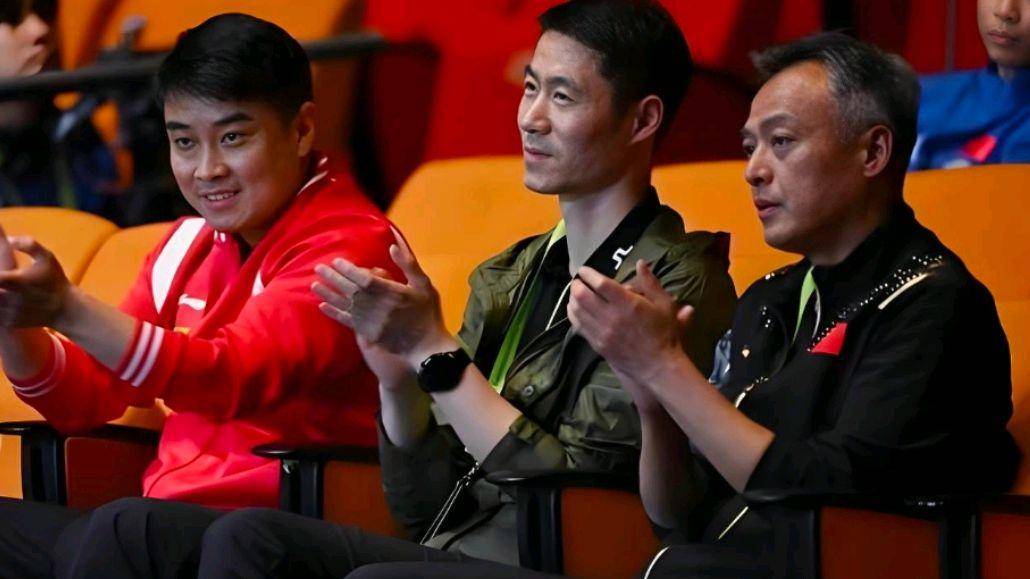 16分钟速胜混双，看台王励勤举动引热议，岗位不同岂能简单对比
