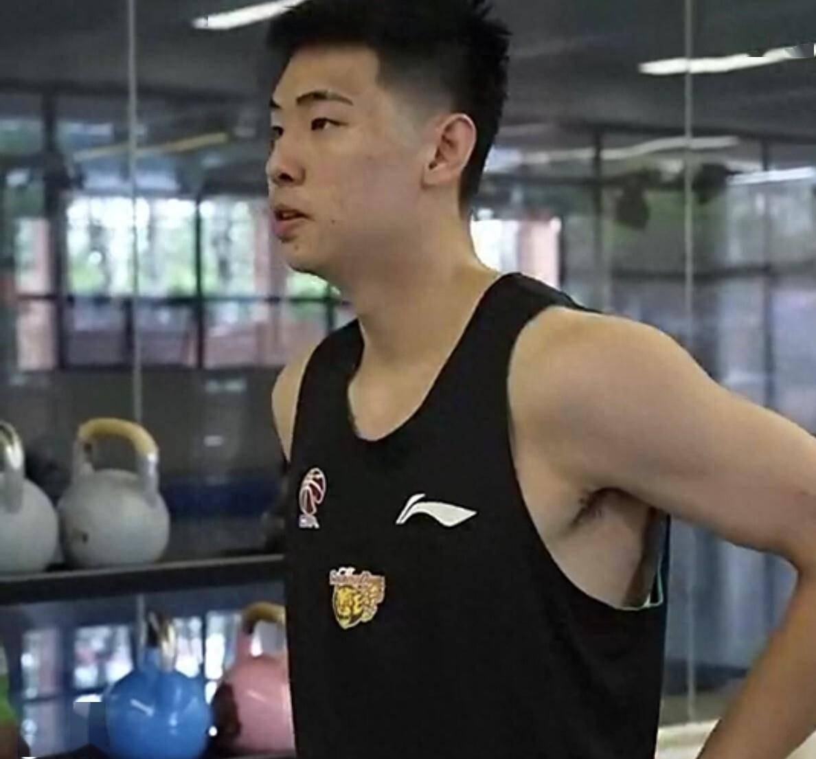 3国手就位！广东4将免体测，胡明轩全年无休疲惫不堪，2替补将分担压力！