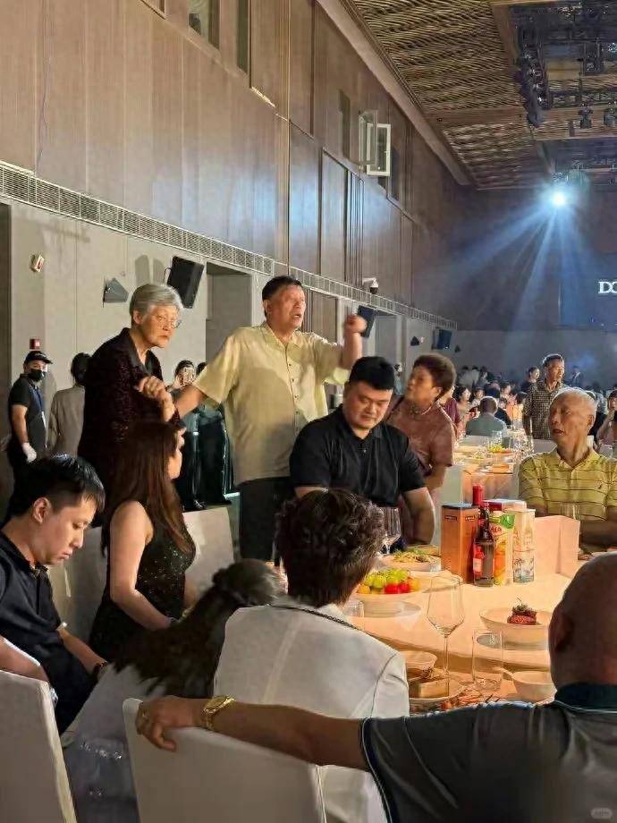 姚明带父母参加亲戚婚礼，父子俩喝酒微醺脸颊通红，毫无巨星架子