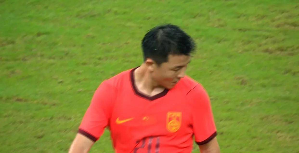 练兵不是乱踢，邵佳一指挥一团糟 陶强龙当中锋 国足等U23球员救？