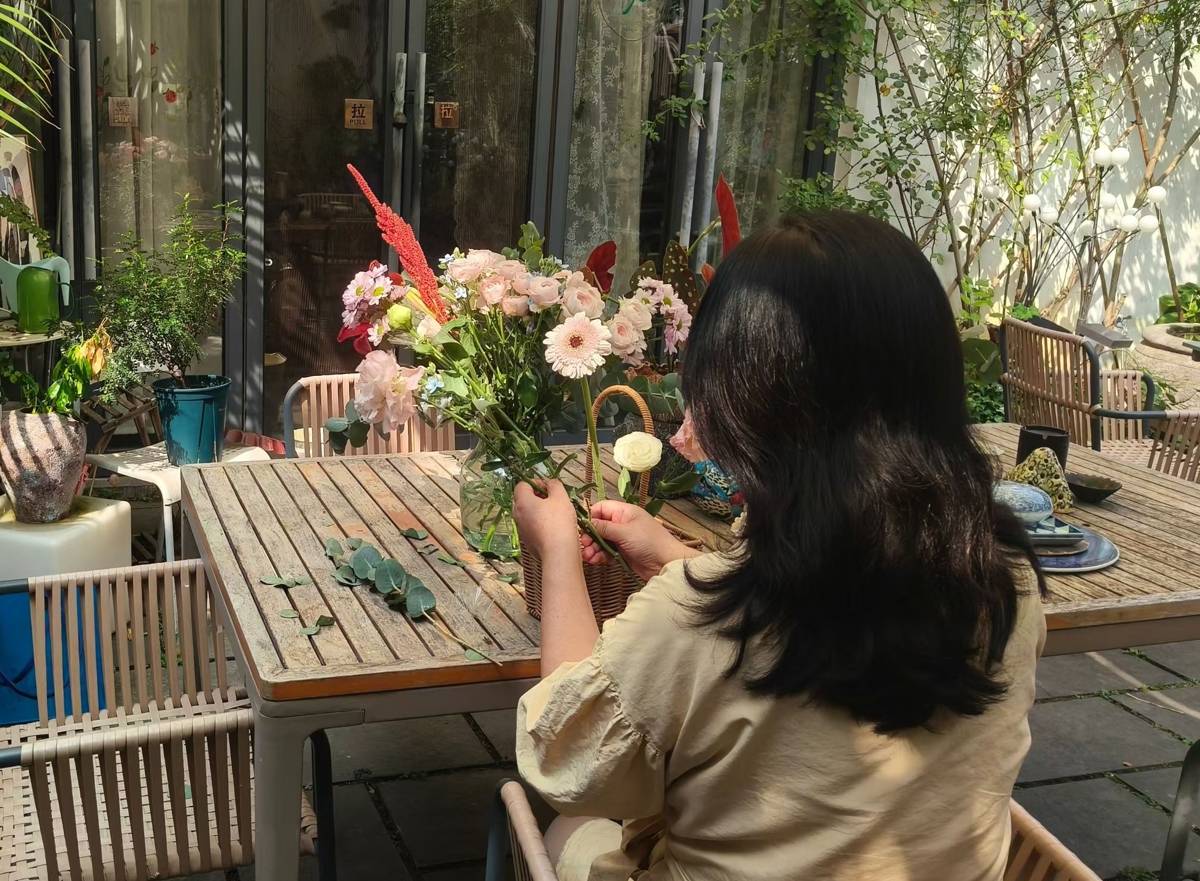 游客预约当一天“手艺人”：泥巴花朵咖啡香里“慢慢成型”__游客预约当一天“手艺人”：泥巴花朵咖啡香里“慢慢成型”