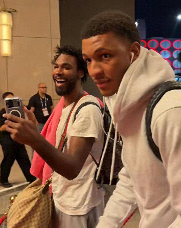 NBA巨星齐聚澳门！欧文到场就健身，杜兰特气质依旧，独行侠也在