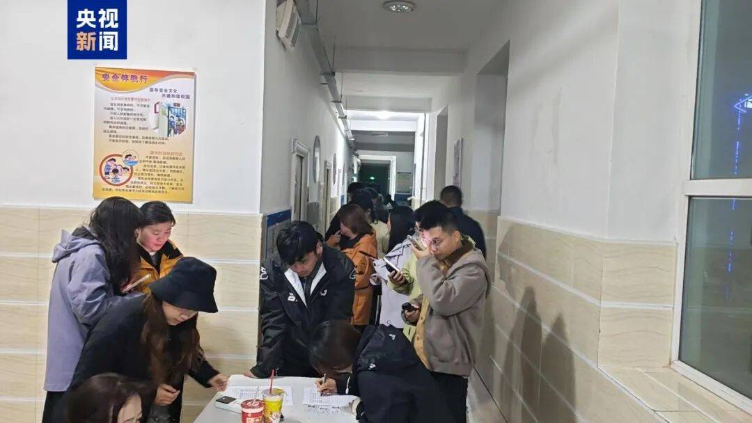 国庆青海祁连游客爆满露宿风险,连夜开放学校宿舍安置500人(图2) 国庆青海祁连游客爆满露宿风险,连夜开放学校宿舍安置500人(图2)