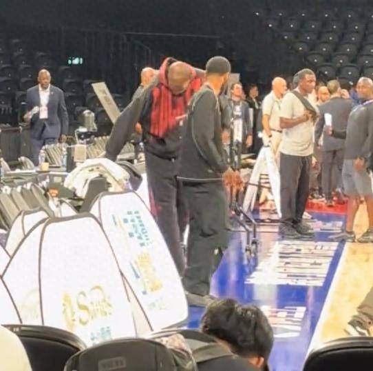 NBA澳门晚宴，成龙现身，合影没站C位，姚明衣服太小，林书豪也在