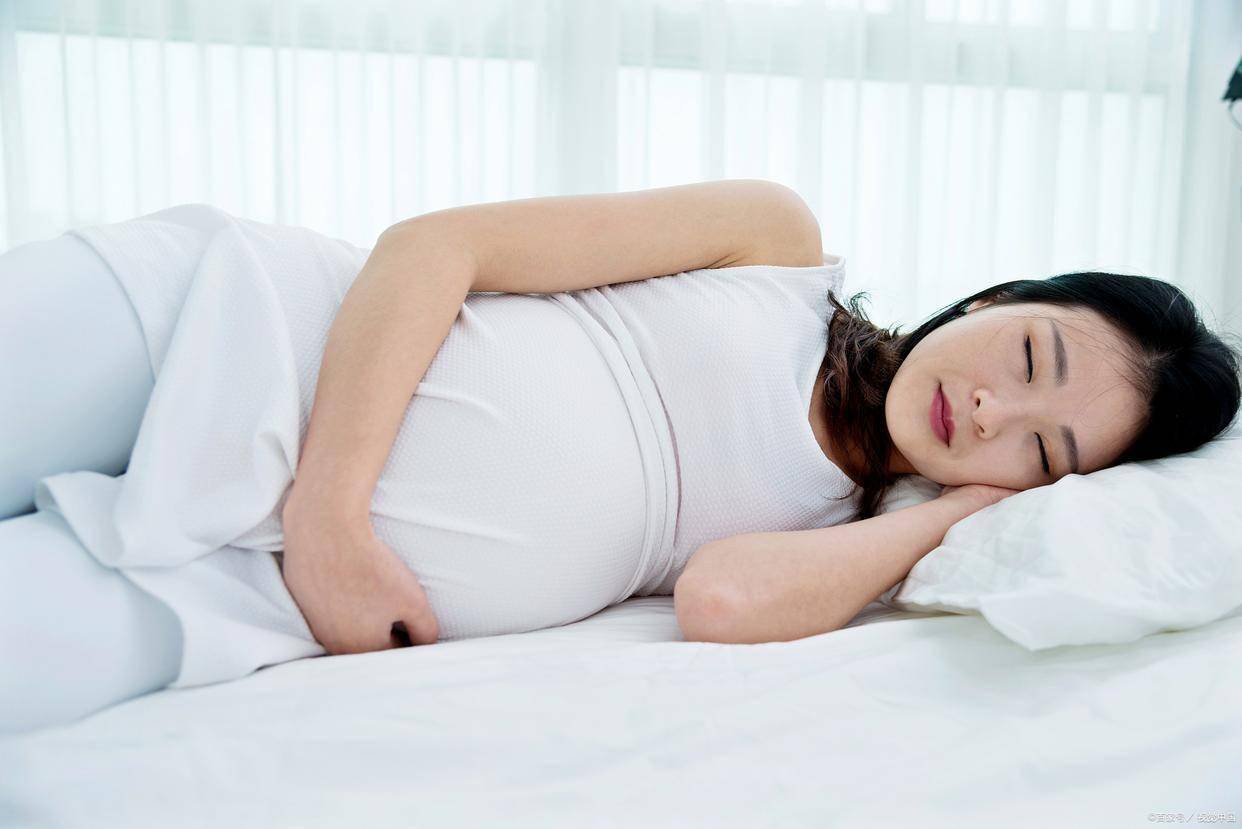 孕妇在孕后期水肿如何缓解？抬高腿、控盐、左侧卧,异常信号要就医