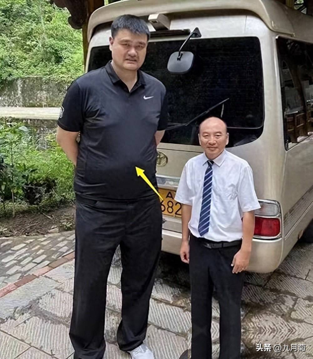 46岁的传奇！姚明目前定居上海，老婆孩子在美国，如今仍一线工作