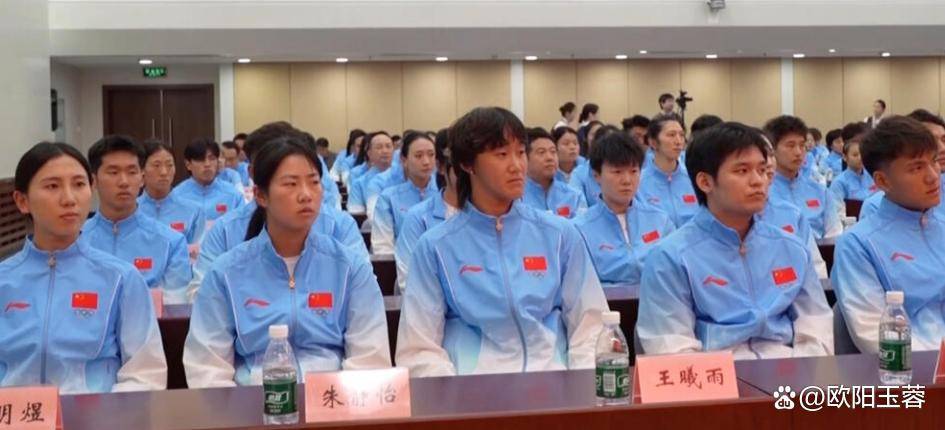 亚运总结会合照曝光，女排仅数人到场引发争议，丁霞同天布达拉宫旅游