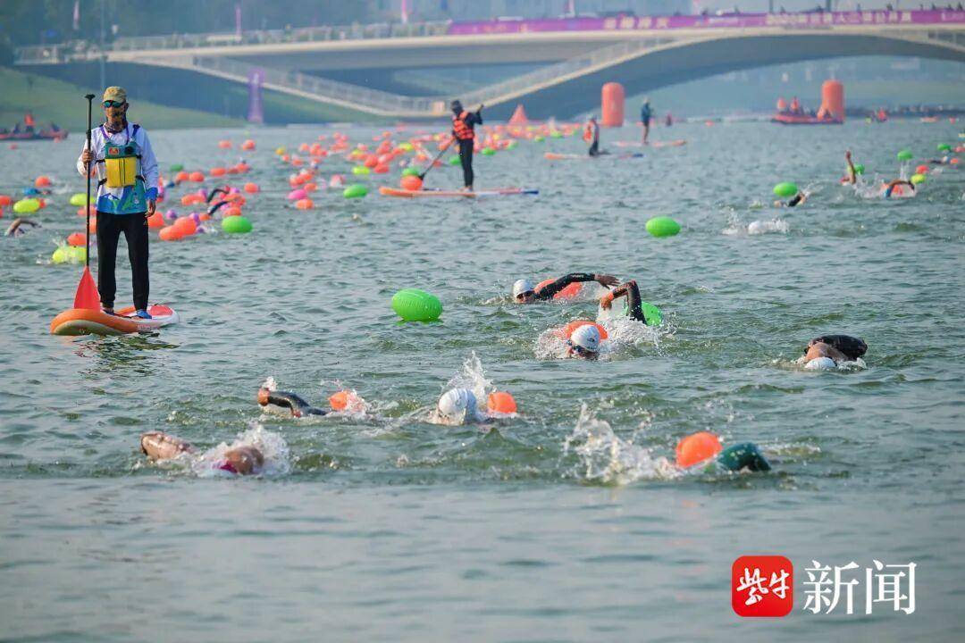 南京首次举办铁人三项公开赛，700名“铁人”江心洲竞逐