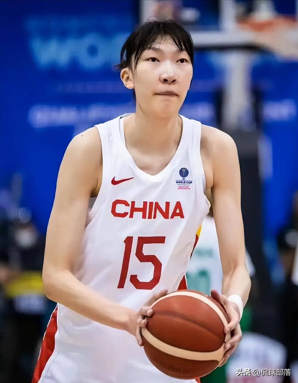 10月传来中国女篮喜讯！三大名将李梦、李月汝、韩旭，迎来新动向