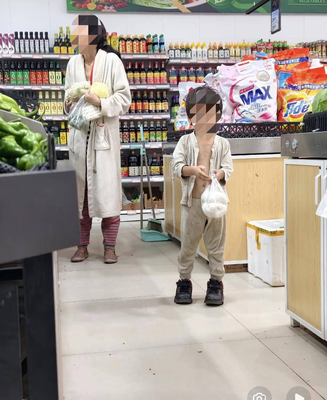 陕西西咸新区男子疑虐待3岁男童？街道办介入