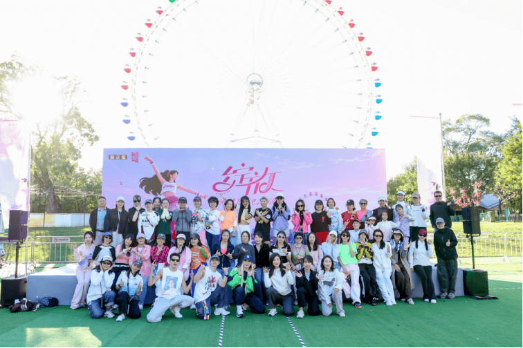 在世界更年期关怀日，参加一场关于“女性健康”的公园尊巴派对