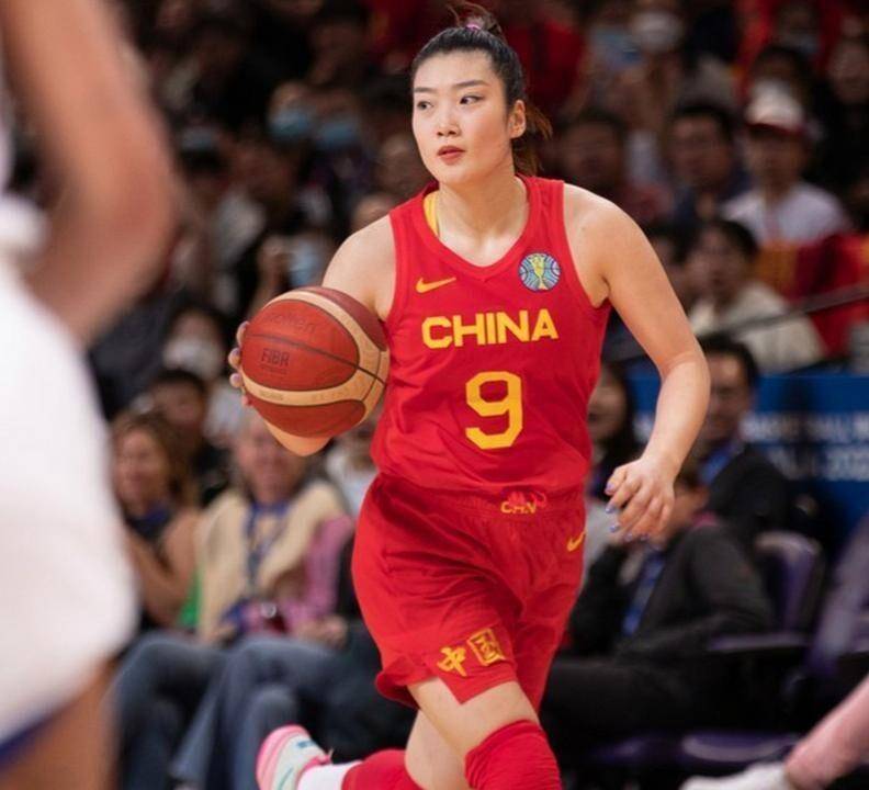 10月22日，中国女篮迎来重磅喜讯，2大核心韩旭、杨舒予最新消息，李梦霸气发声，全队士气高涨