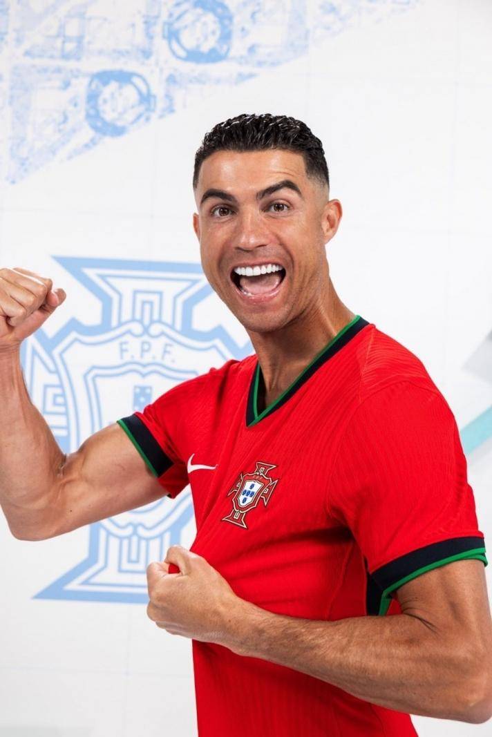 Gallery - Kết quả bỏ phiếu ban đầu giải thưởng Quả bóng vàng cho thấy Cristiano Ronaldo (75%) áp đảo Messi (9%). Liệu việc chi tiền vào các cuộc thăm dò ý kiến ​​có thể quyết định người chiến thắng giải thưởng Quả bóng vàng? - image 2