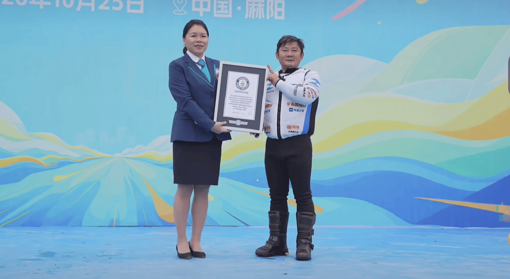 40.74公里！张雪刷新“机车水上漂”吉尼斯世界纪录 所驾两栖摩托车现场捐赠给家乡