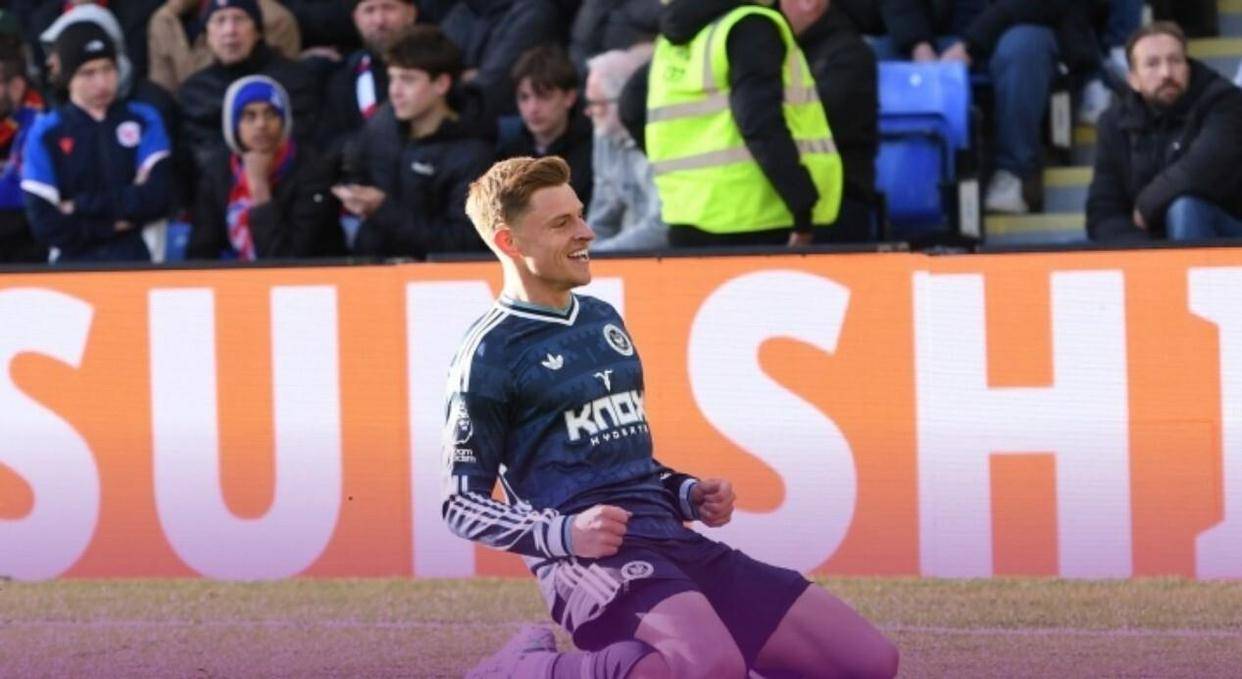 原创
            0-3，2-0，2-0！英超悲欢夜，曼联八场不胜逼近降级区 利物浦跻身前四