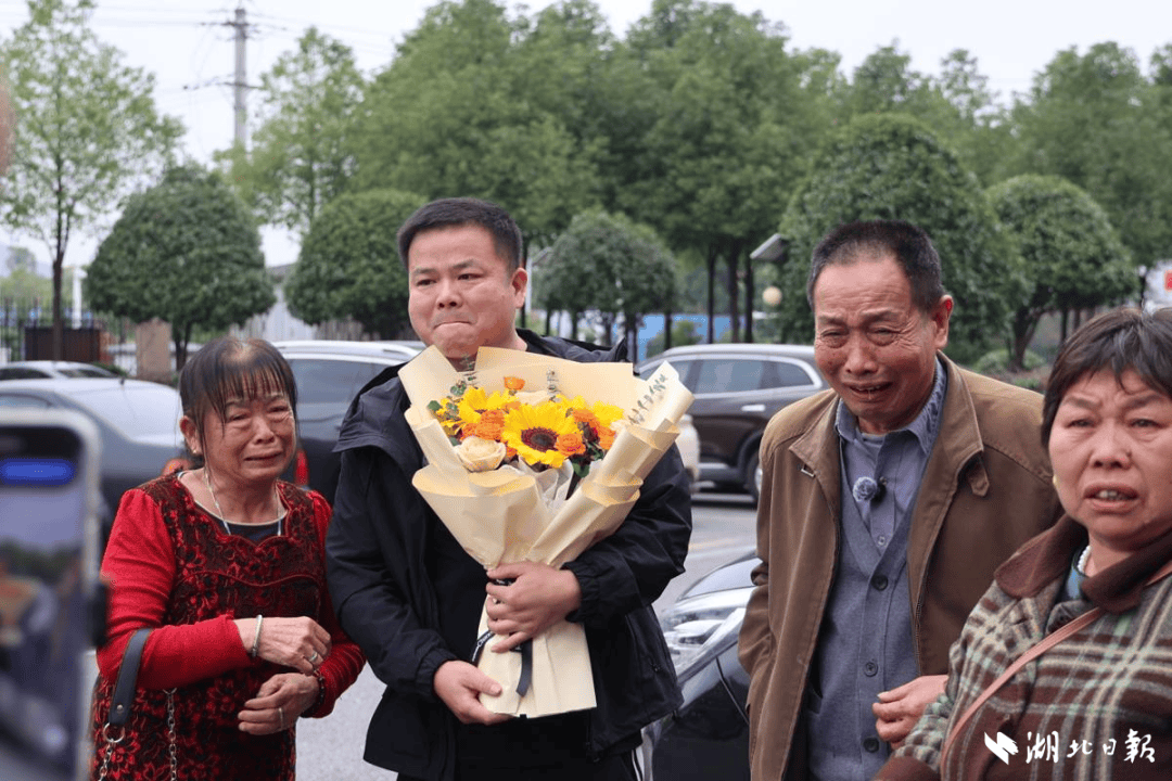 DNA比对成功！失散37年后，现场相认！