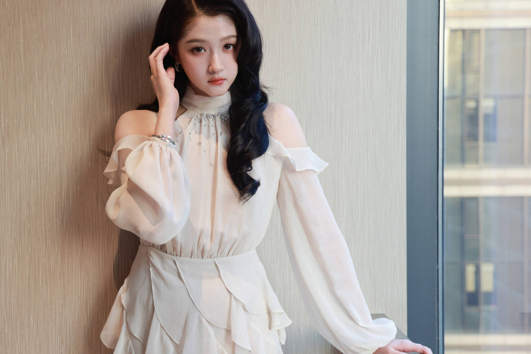 关晓彤穿轻纱连衣裙秀好体魄！妆容精致气质优雅