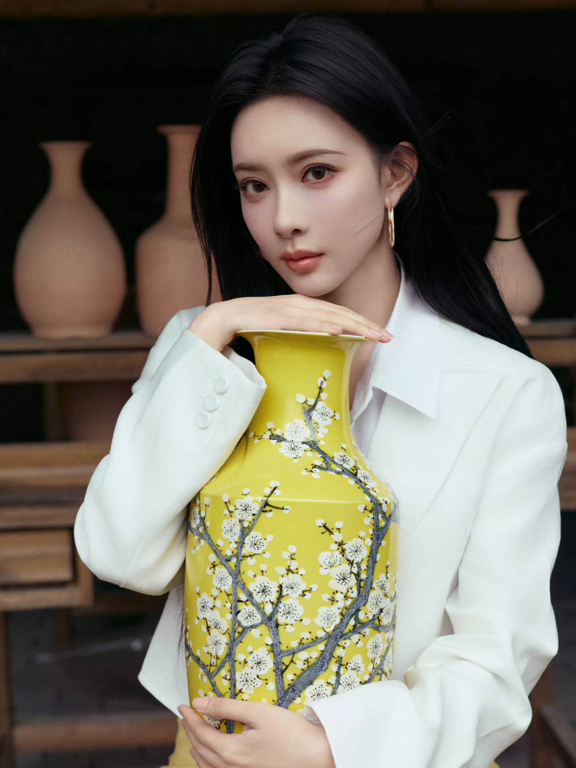 孟子义现身景德镇 白西装配黄色半裙优雅又明媚