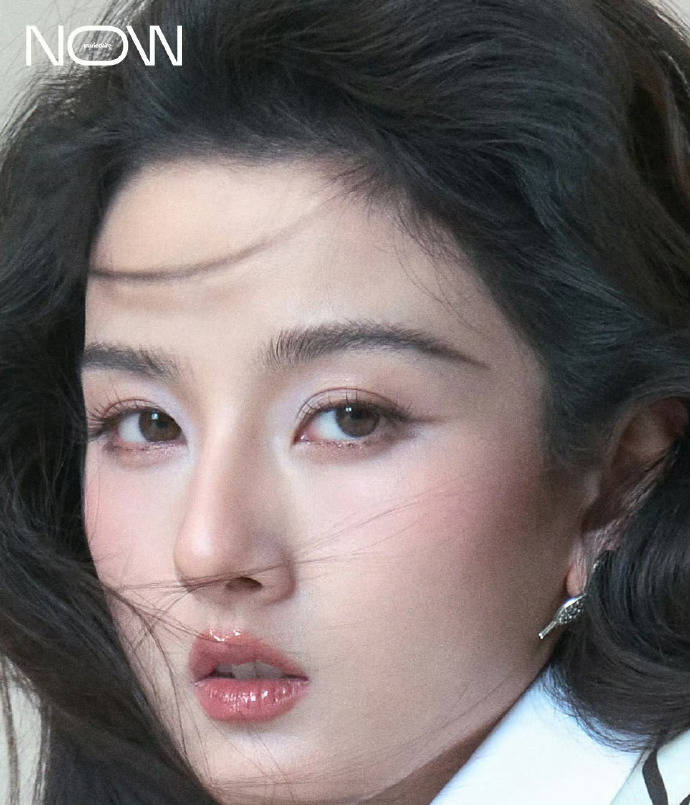 宋祖儿解锁杂志新封面 慵懒氛围感尽显灵动魔力