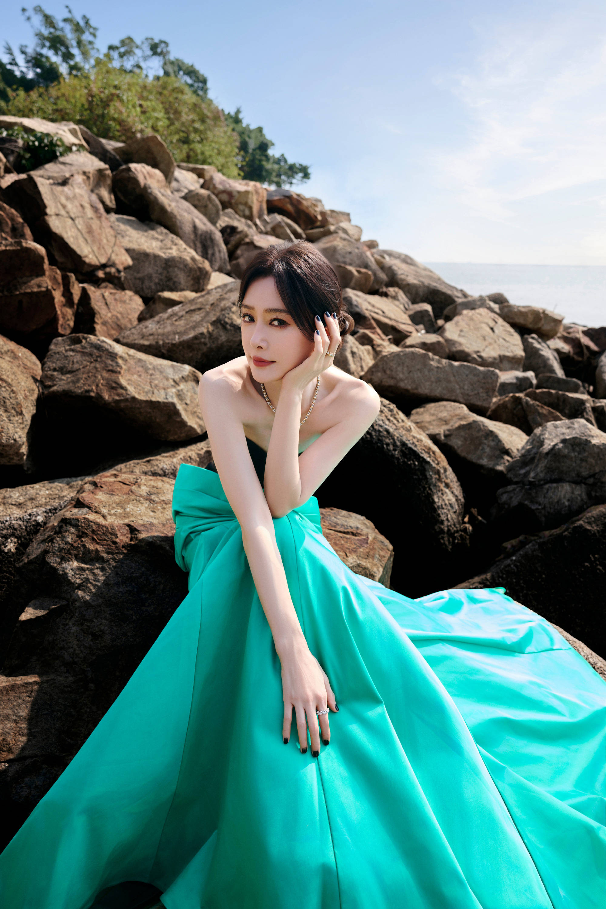 秦岚穿缎面裙似美人鱼女王！玲珑身材让人大饱眼福