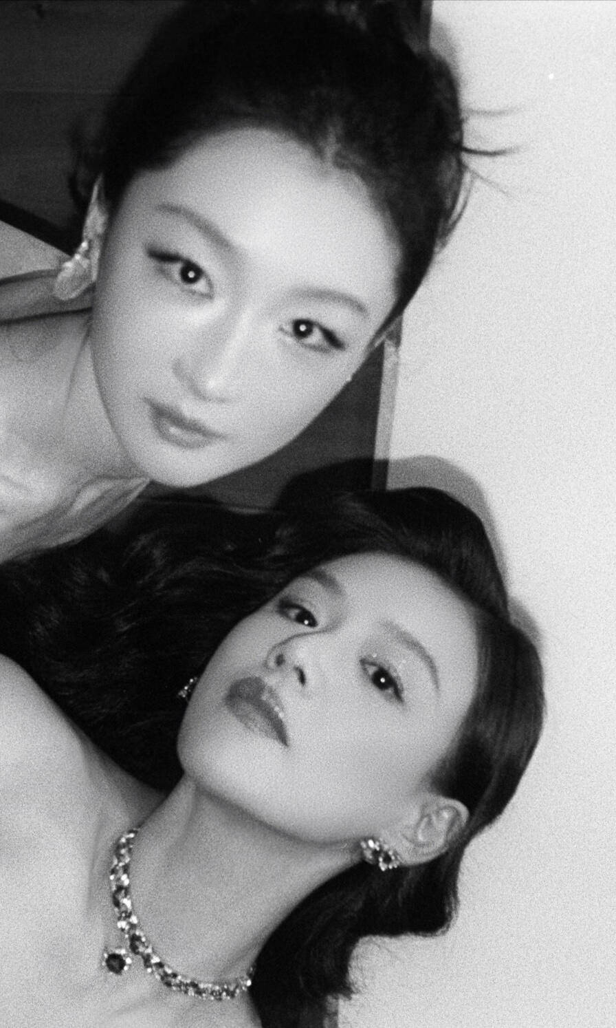 周冬雨马思纯拍黑白胶片合照 互相依偎亲密无间