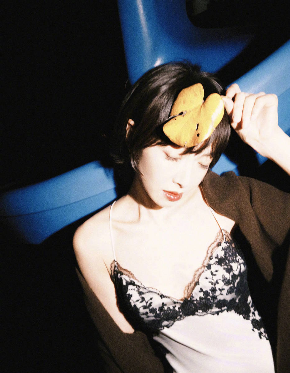 宋茜穿蕾丝吊带裙姿态灵动 双手捧脸娇俏又任意