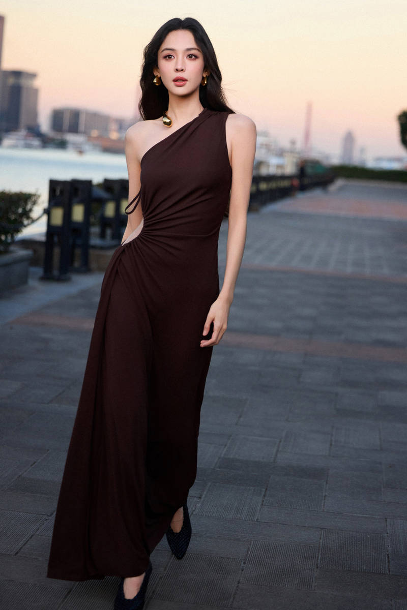 娜扎穿单肩镂空礼裙性感迷东说念主！大秀唯妙身姿超养眼