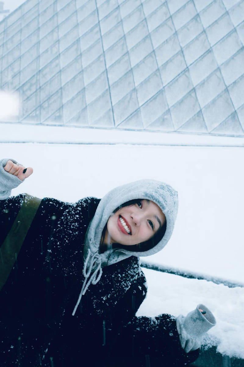 周也晒法国看雪照笑容灿烂 穿黑色大衣五官精致