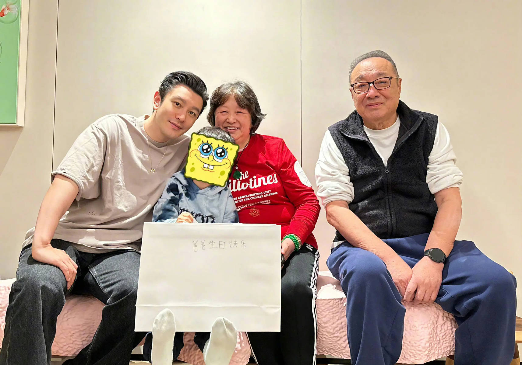 黄晓明晒与女儿骑行合照！小海绵欢乐比耶活力满盈