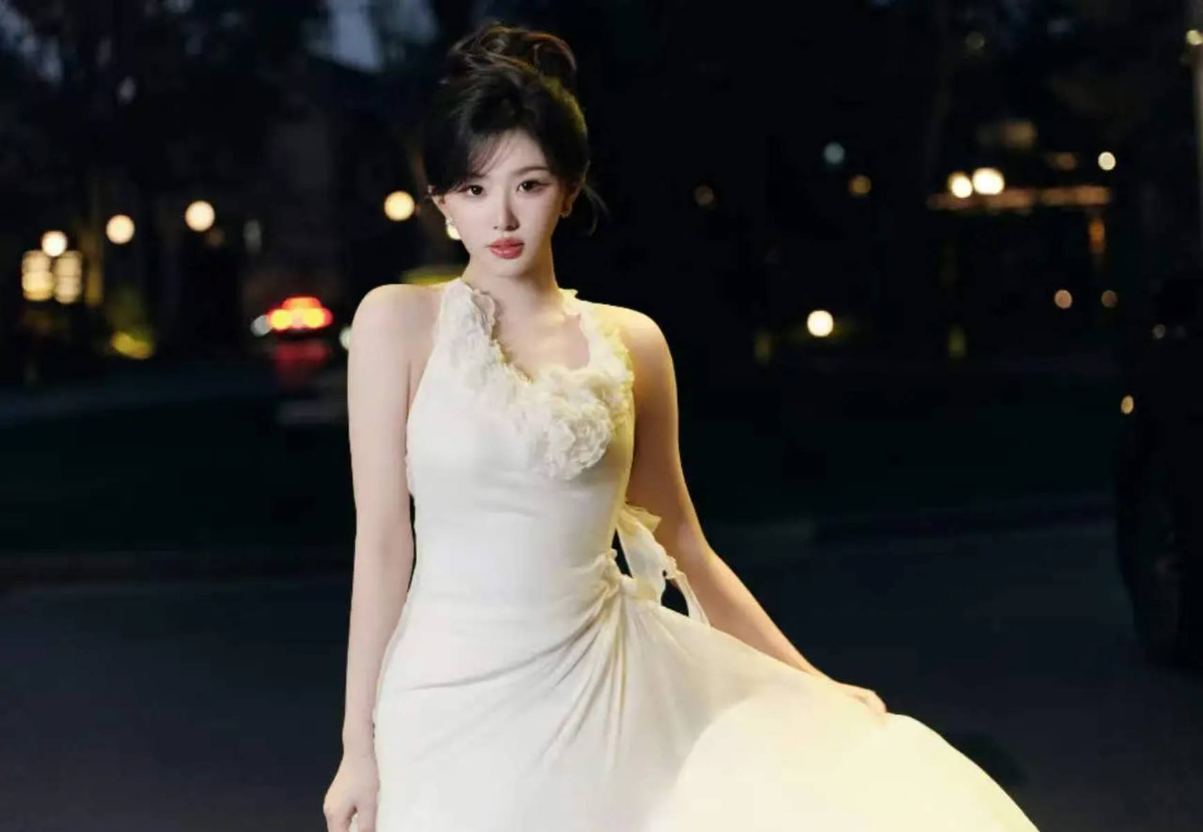 孔雪儿盘发气质清甜 白裙飘逸衬肤白貌美仙气足