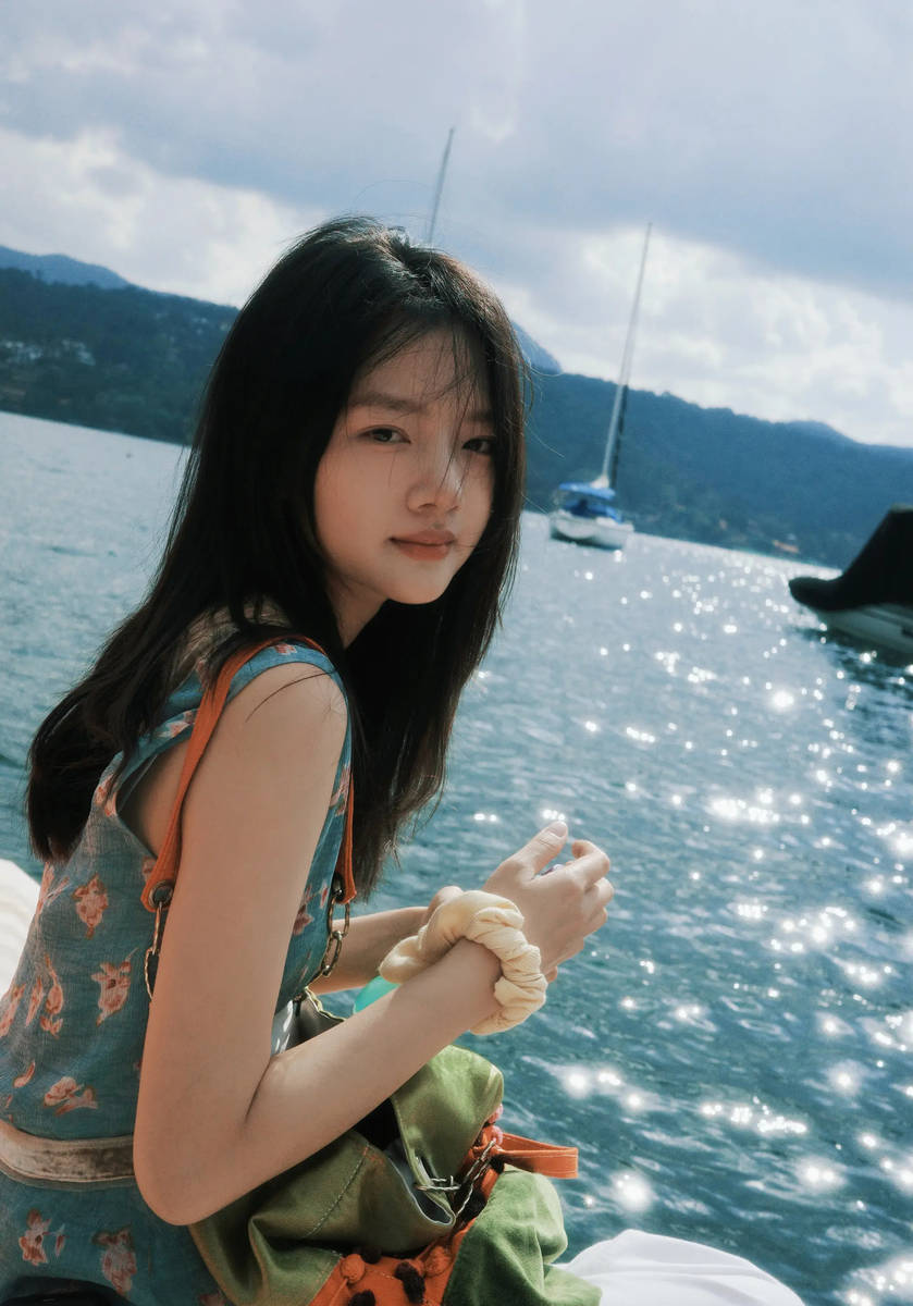 任敏随拍大秀精致锁骨 满脸胶原蛋白皮肤亮到发光