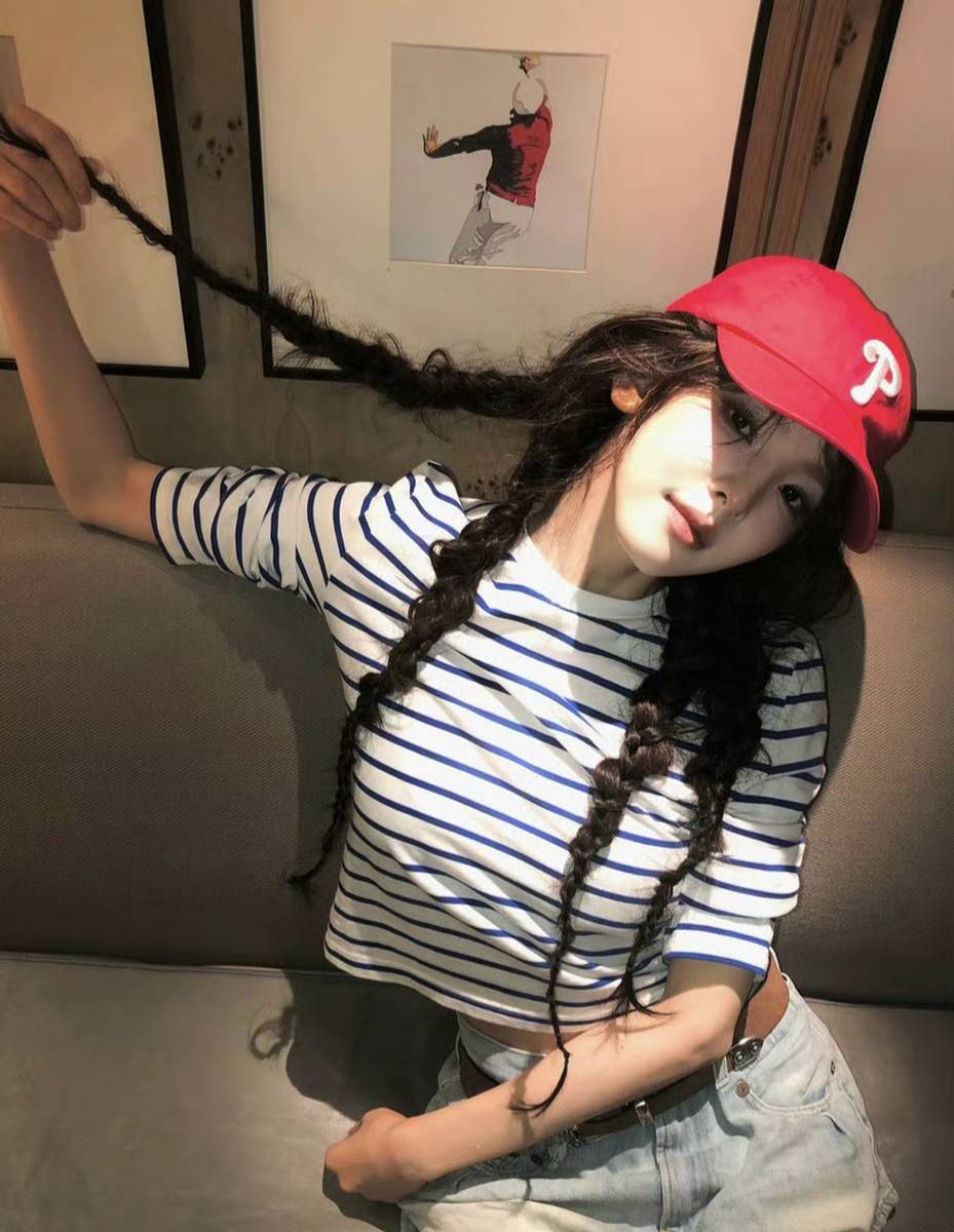 章若楠穿条纹上衣配红色棒球帽 俏皮灵动元气十足