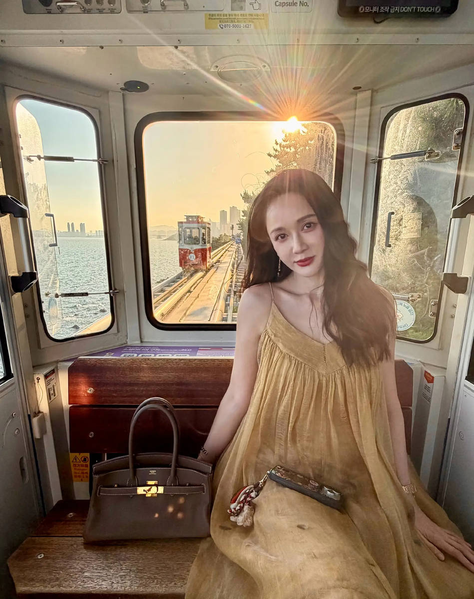 陈乔恩乘车游览美景 绽放甜美笑容秒变活泼少女