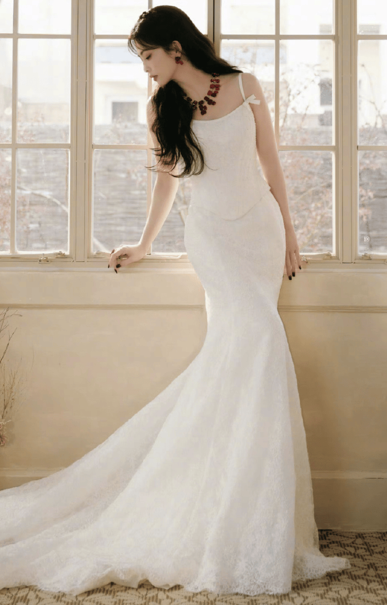 白鹿穿钻饰蕾丝礼裙秀窈窕身姿 公主气质温婉动人