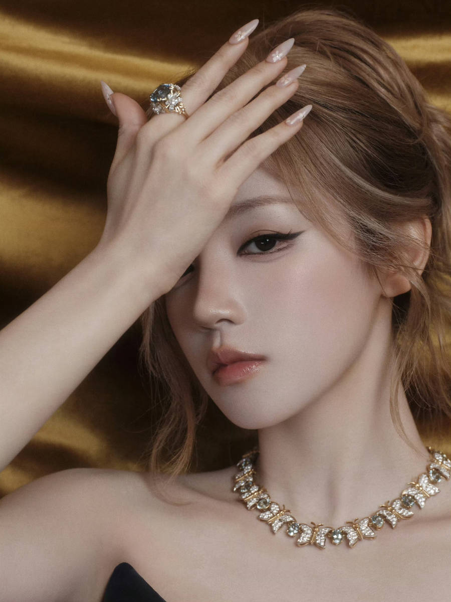 宋雨琦身着蓝色拖尾礼裙 戴蝴蝶造型项链气质矜贵