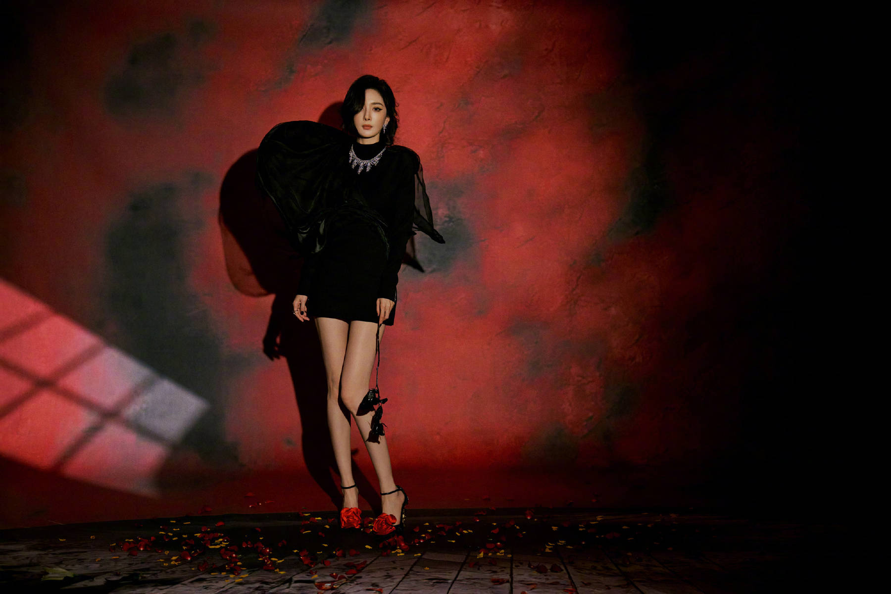 杨幂穿黑色礼裙美腿修长 手持黑玫瑰神秘冷艳